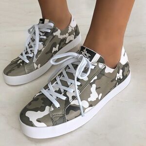 New OTBT Court Camouflage sneakers Sz 7 Greener Special Edition Ships Fast